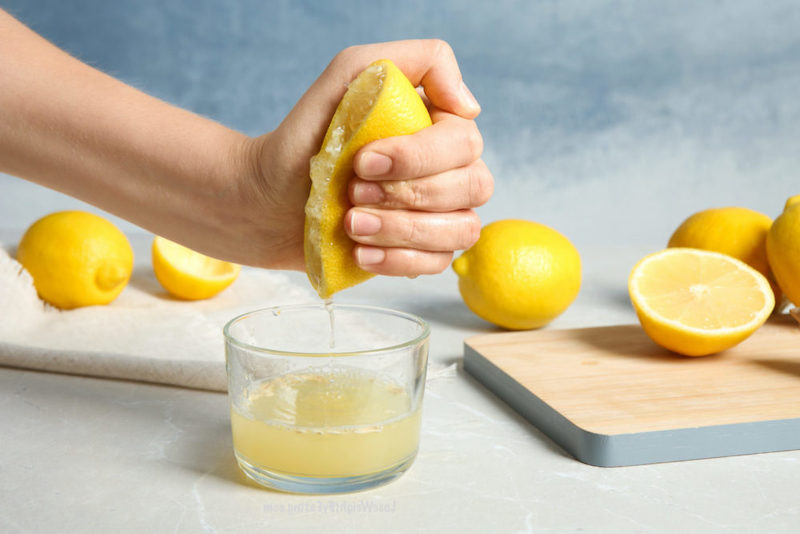 spremere a mano il succo di limone