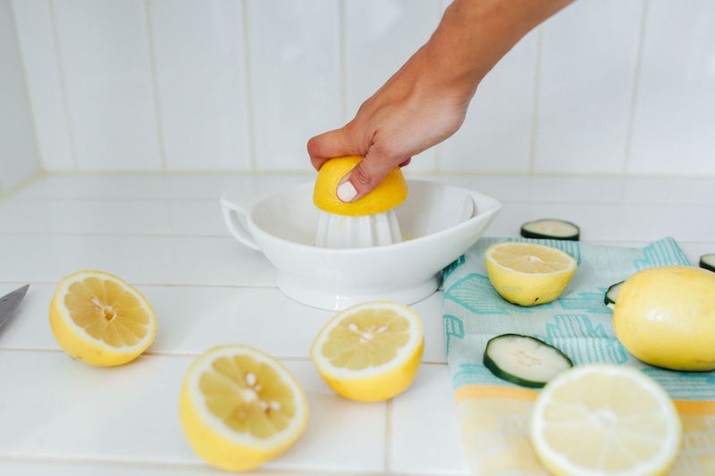 spremere succo di limone a mano