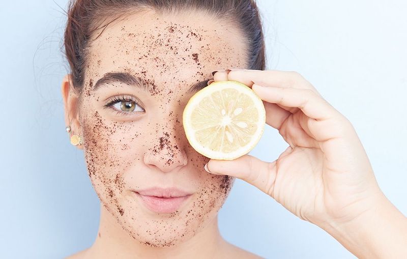 trattamento anti acne con succo di limone sul viso