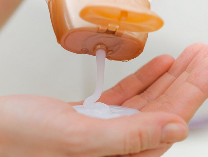 Uso alternativo dello shampoo: 7 modi per utilizzare lo shampoo fuori dalla doccia!