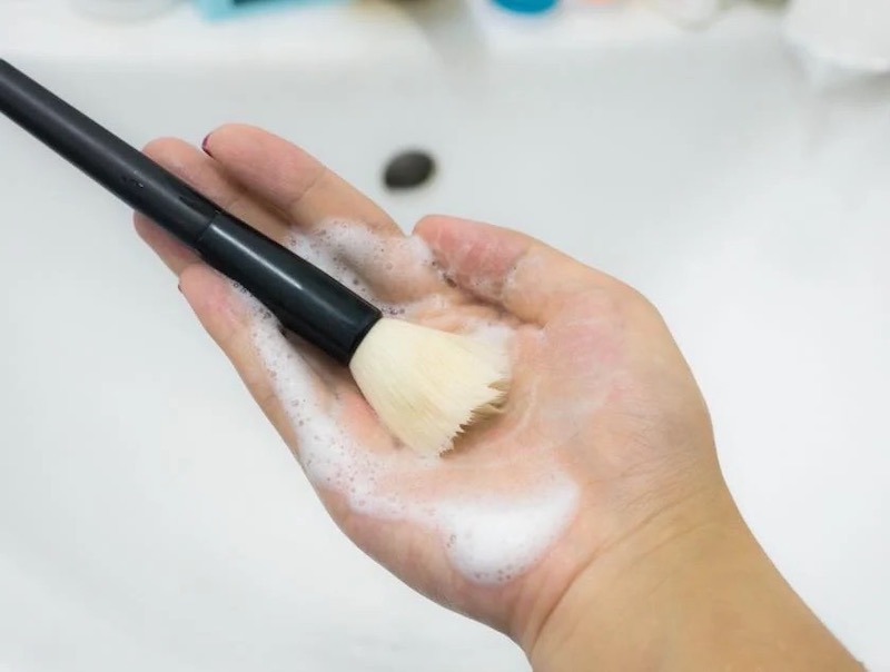 uso alternativo dello shampoo pulizia dei pennelli