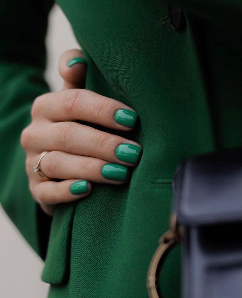 abbinamento giacca e unghie con smalto verde
