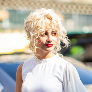 Acconciature semiraccolte per capelli ricci perfetti per occasioni formali e casual!