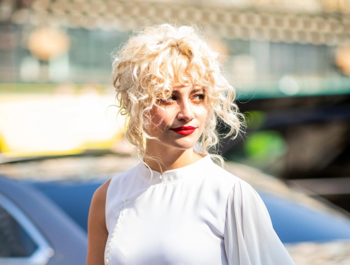 Acconciature semiraccolte per capelli ricci perfetti per occasioni formali e casual!