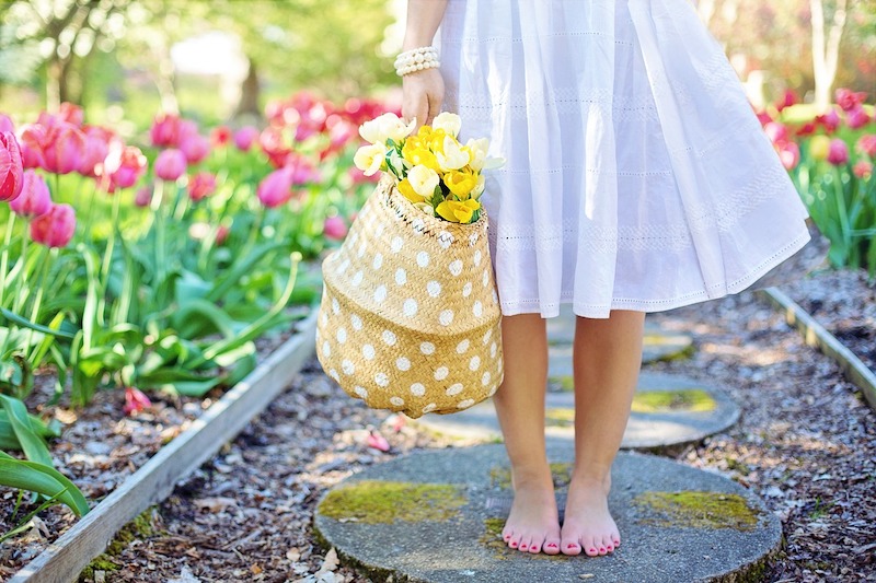 aiuola giardino con tulipani donna con cesta di fiori