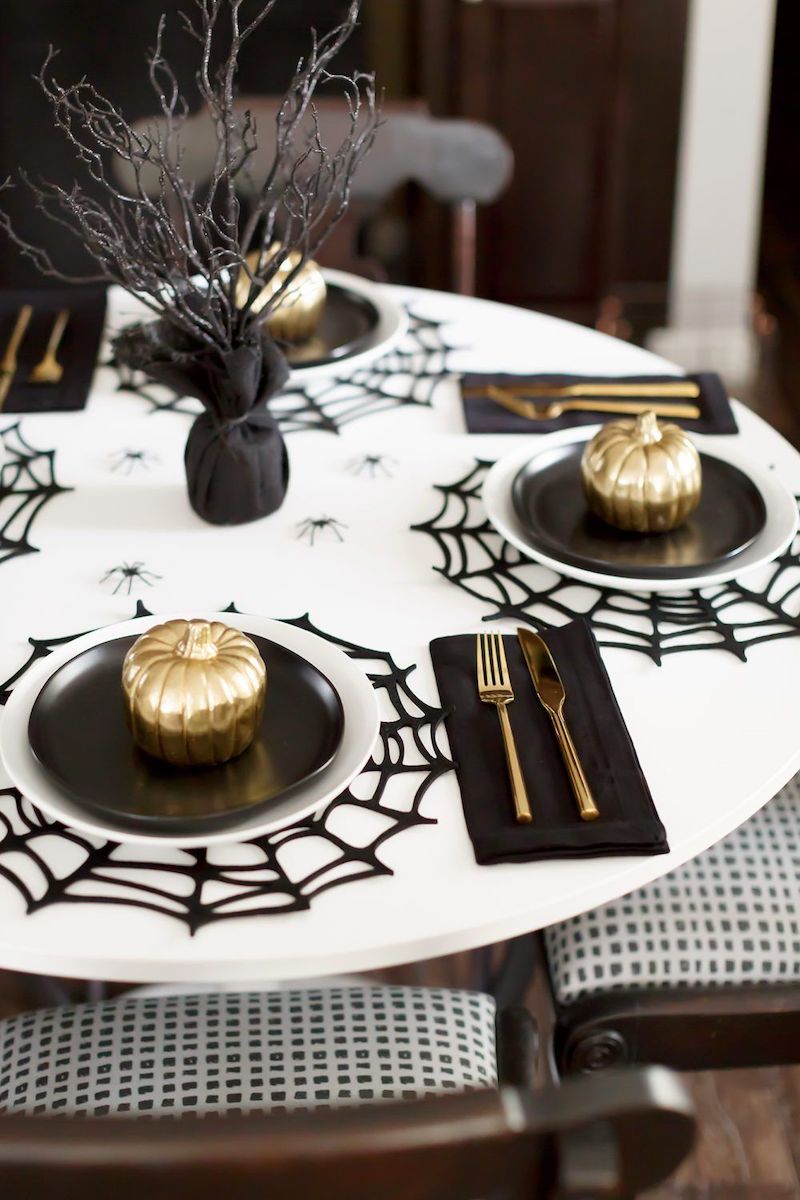 apparecchiare la tavola di halloween con finte ragnatele segnaposto con zucca