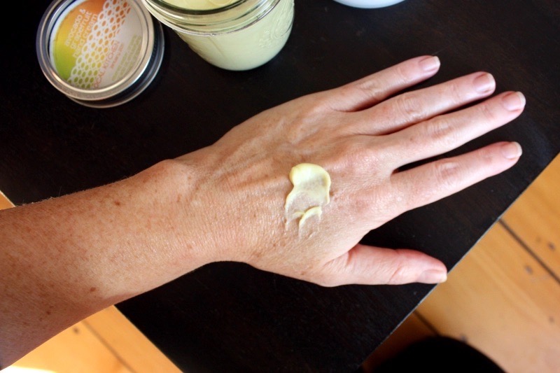 applicare la crema per le mani fatta in casa