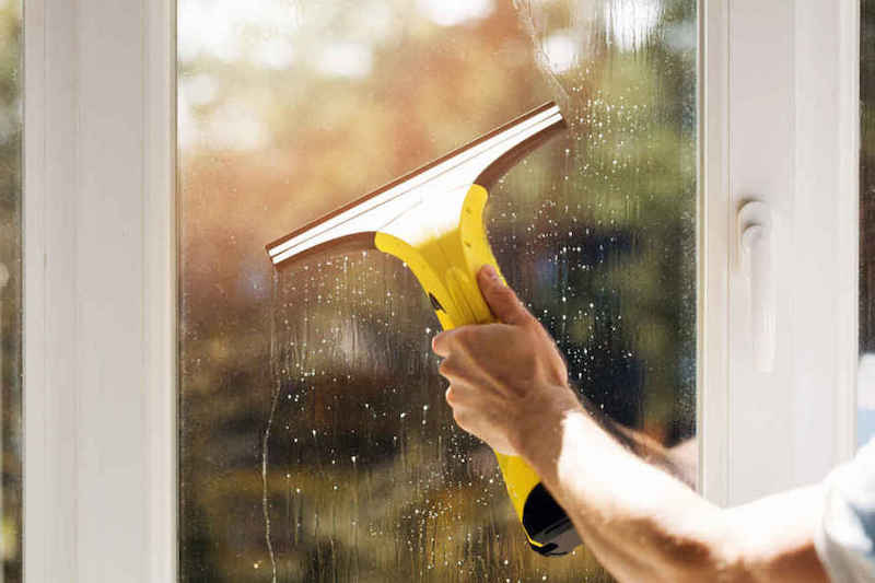 asciugare la condensa dalle finestre con tergivetro
