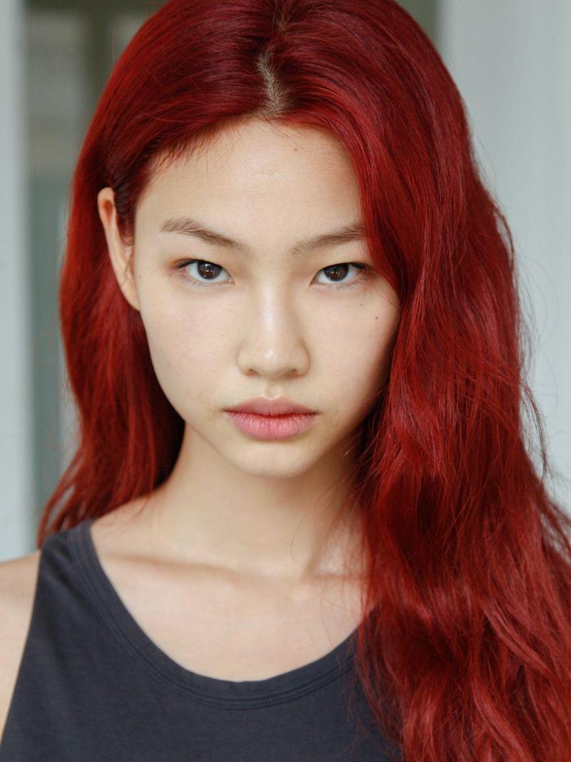 capelli rossi ragazza asiatica taglio lungo