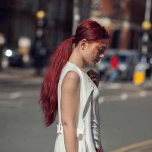 Colorazione capelli rosso ciliegia: il trend dell’autunno 2022 per una nuova acconciatura!