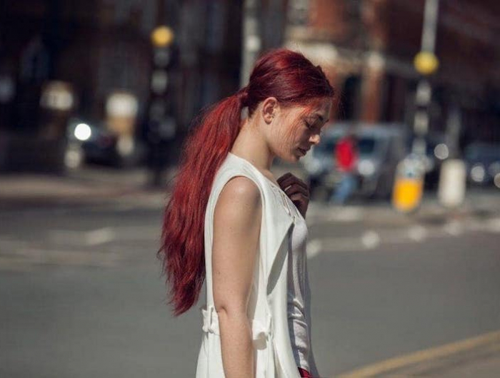 Colorazione capelli rosso ciliegia: il trend dell’autunno 2022 per una nuova acconciatura!