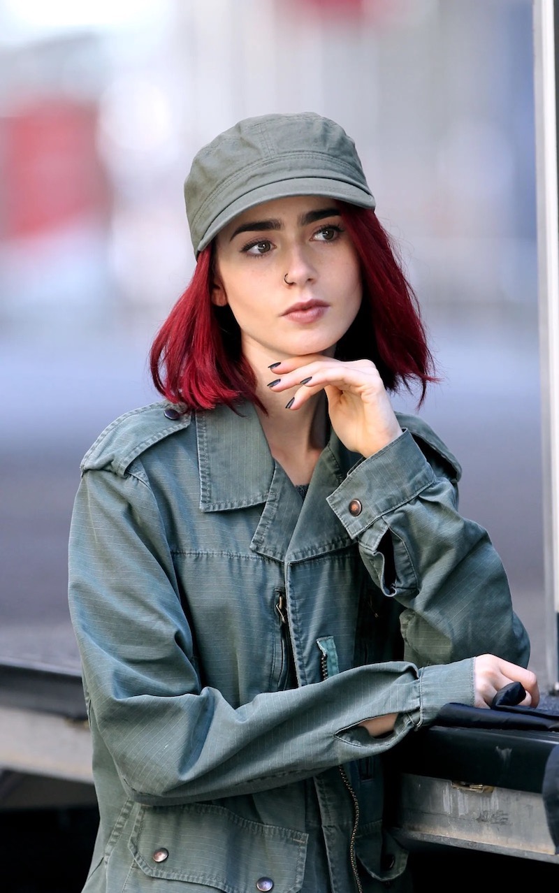 capelli rosso ciliegia taglio corto ragazza con cappello