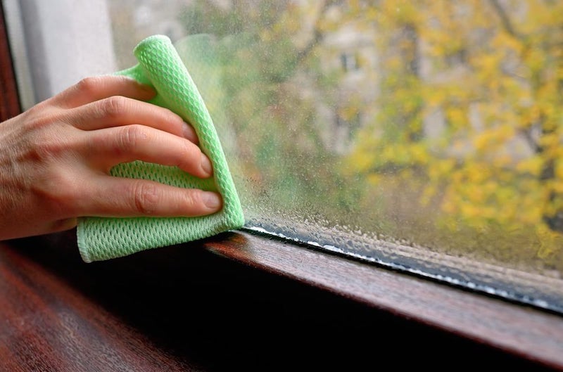 come eliminare la condensa dalle finestre asciugare con panno microfibra