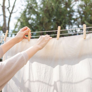 Come lavare le tende in lavatrice senza stirarle: i trucchetti delle casalinghe!