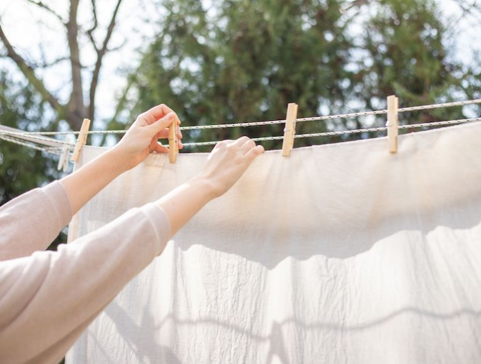 Come lavare le tende in lavatrice senza stirarle: i trucchetti delle casalinghe!