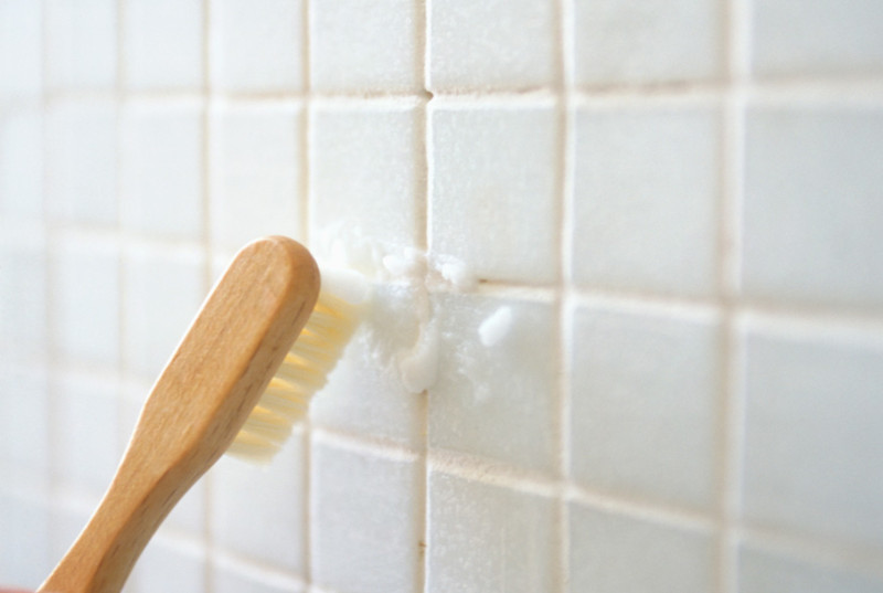 come pulire le fughe delle piastrelle del bagno con bicarbonato