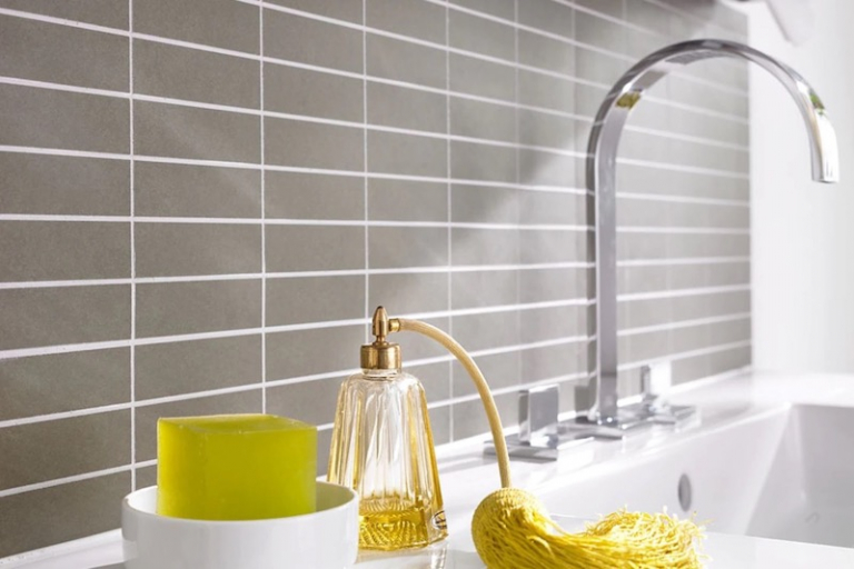 FUGINATOR® Spazzola per fughe – Spazzola per la pulizia delle fughe del bagno, WC, cucina, Pulizia di pareti e pavimenti – Pratica spazzola per fughe e piastrelle (Bianco/Verde