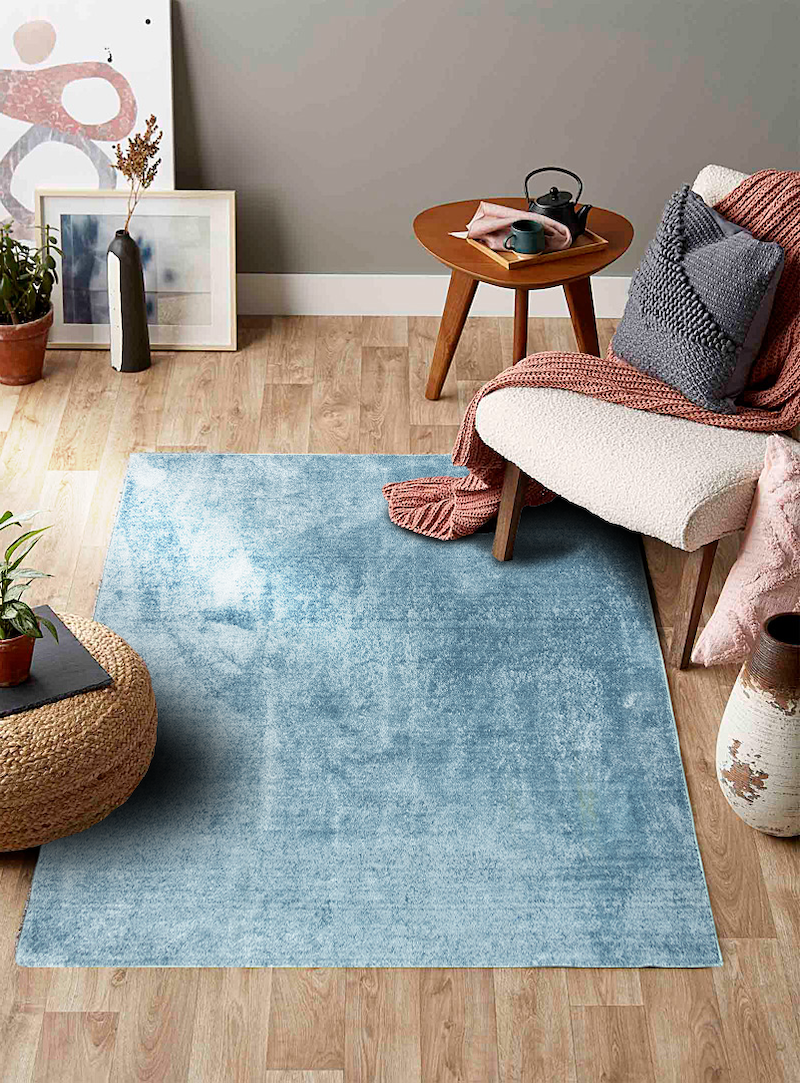 come scegliere il tappeto del soggiorno con pareti grigie