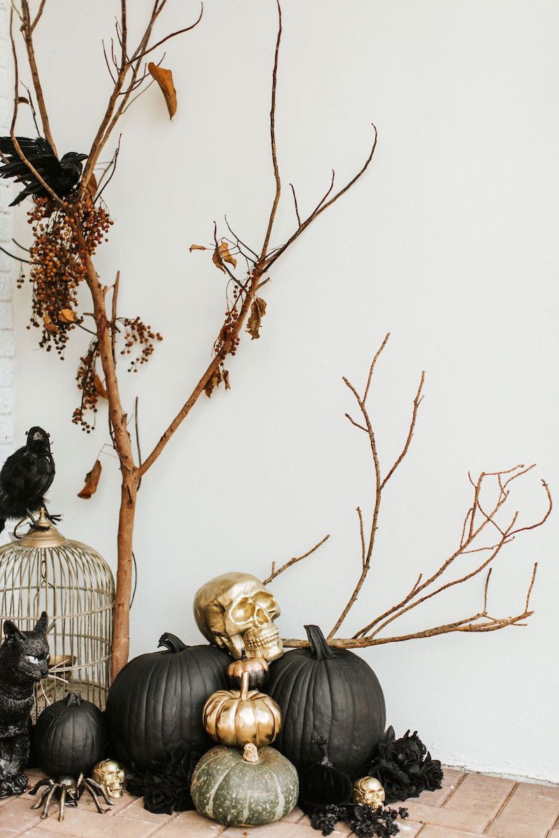 composizione di halloween zucche dipinte rami autunnali