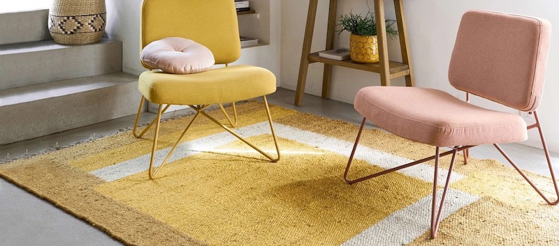 decorazioni salotto moderno con tappeto giallo