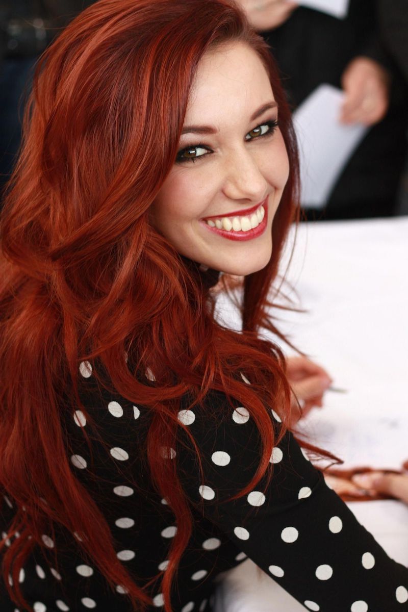 donna con sorriso colorazione capelli rosso