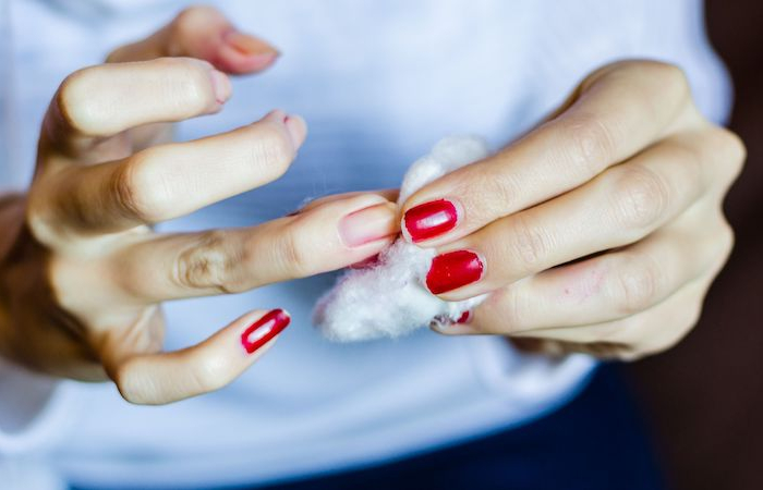 Togliere lo smalto senza acetone: oltre al limone esistono altri metodi casalinghi!