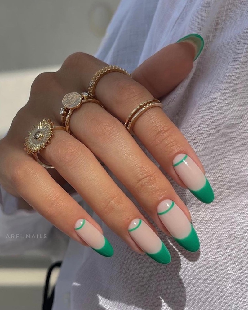 french manicure colorata con smalto verde