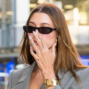 Unghie perlate di Hailey Bieber e come farle a casa con tutorial