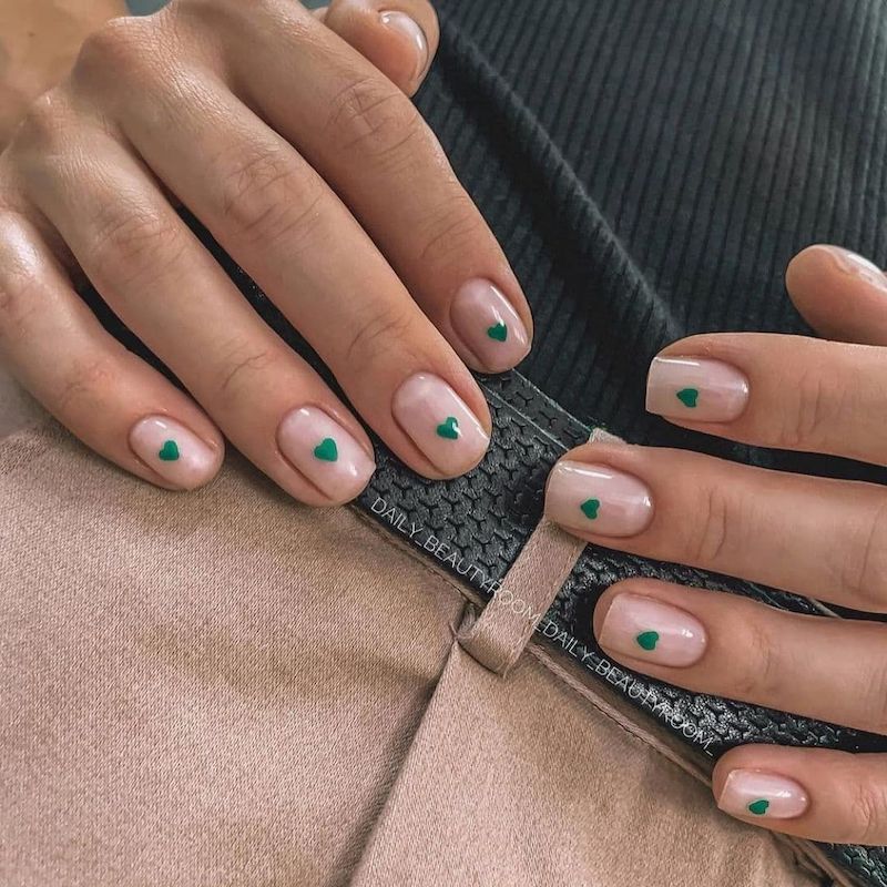 manicure con unghie color trasparente cuori verdi