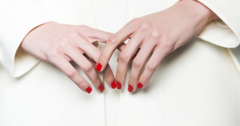 manicure corta unghie con smalto rosso