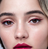 ombretto glitter beige eyeliner rosso sulle palpebre