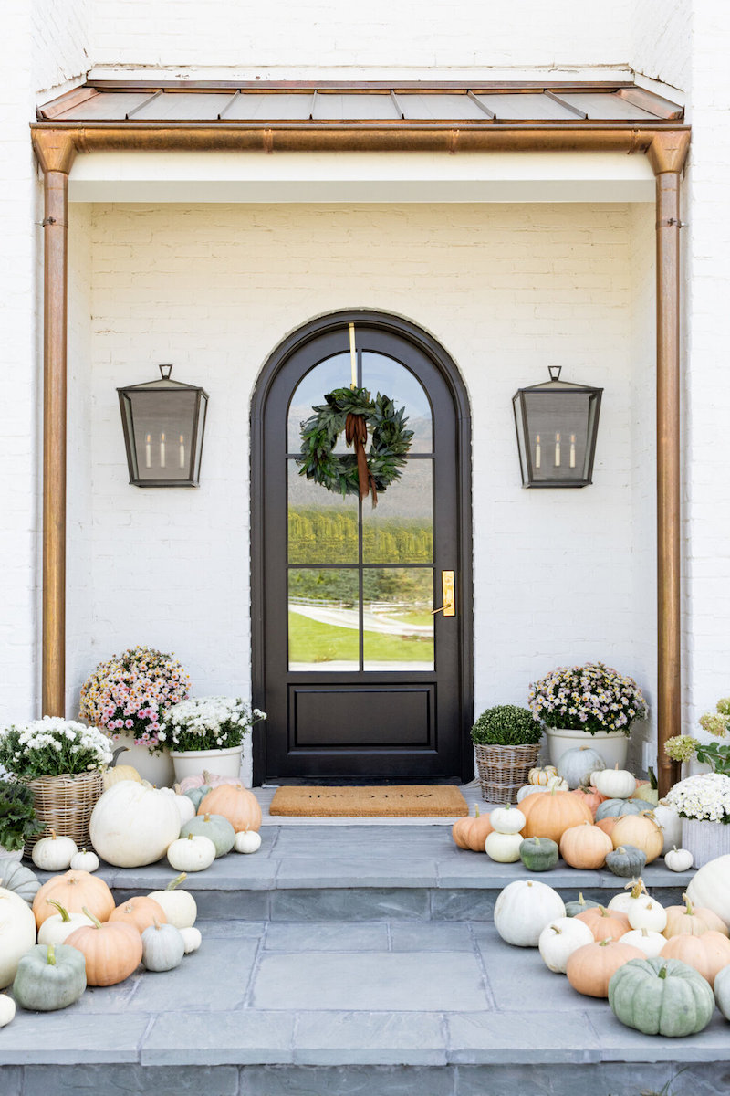 porta di ingresso decorata con zucche di halloween