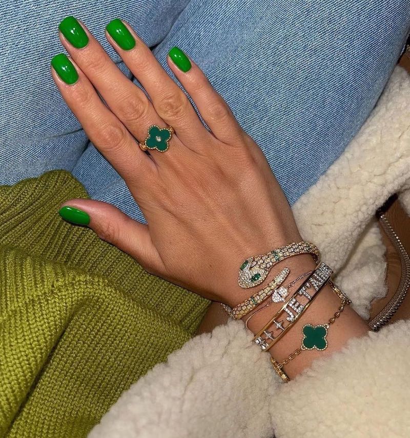 smalto verde smeraldo chiaro su unghie corte