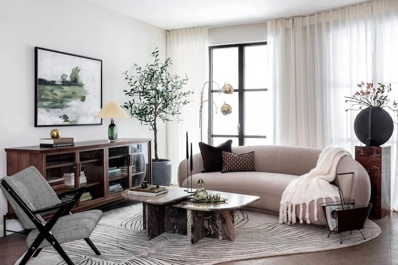 soggiorno con divano beige e tappeto forma irregolare