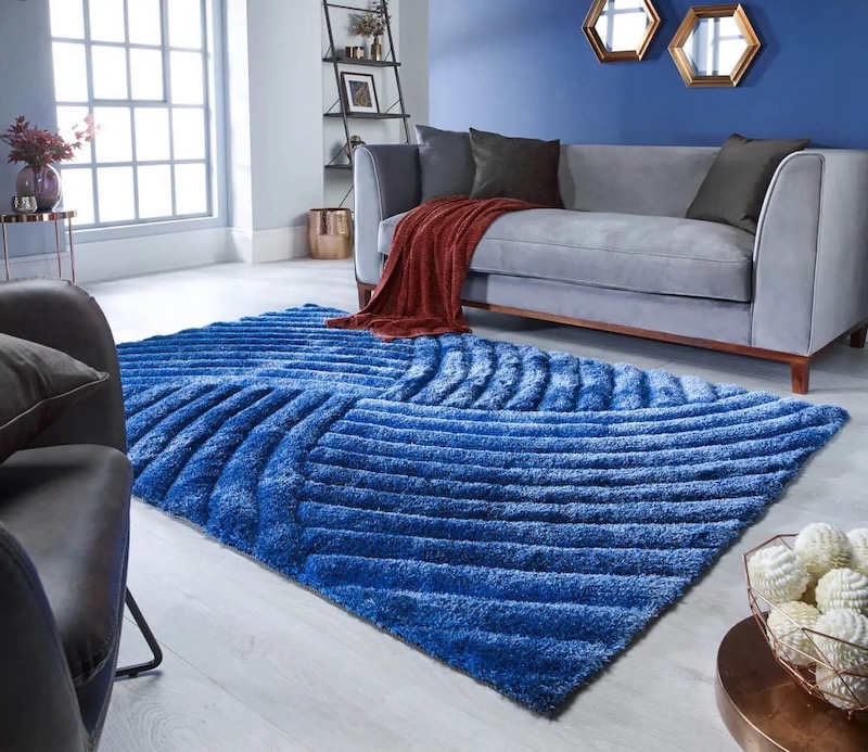 soggiorno con pareti e tappeto di colore blu