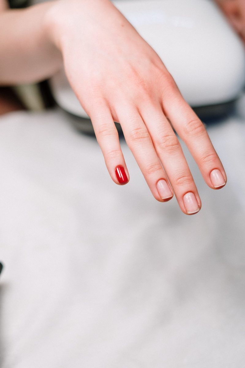 solvente naturale per unghie manicure con smalto rosso