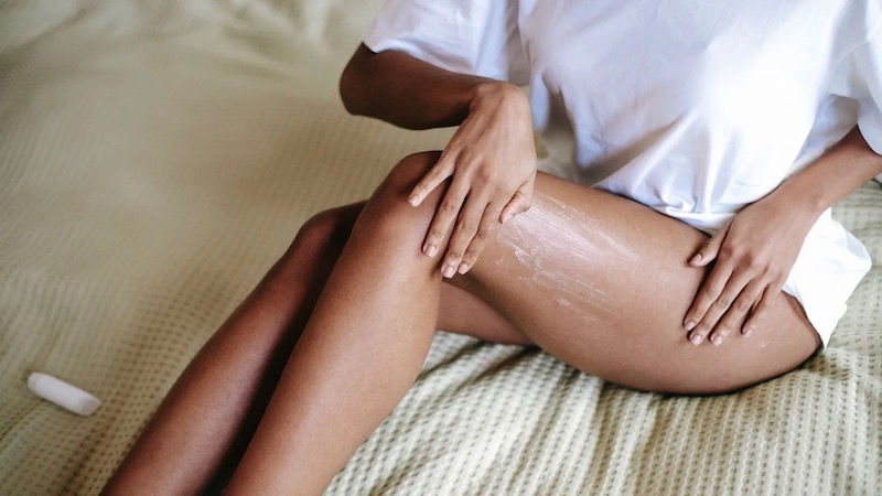 spalmare la crema sulle gambe anti cellulite