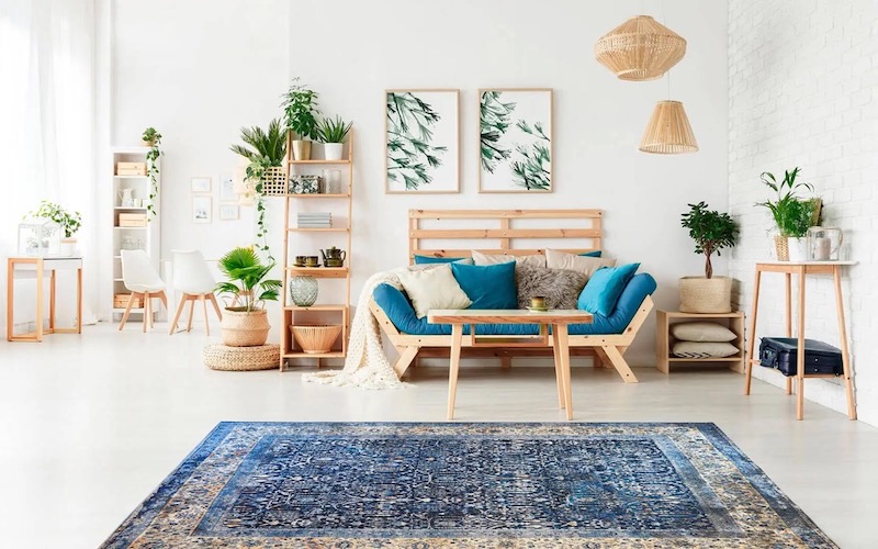 tappeto blu abbinato alle decorazioni soggiorno