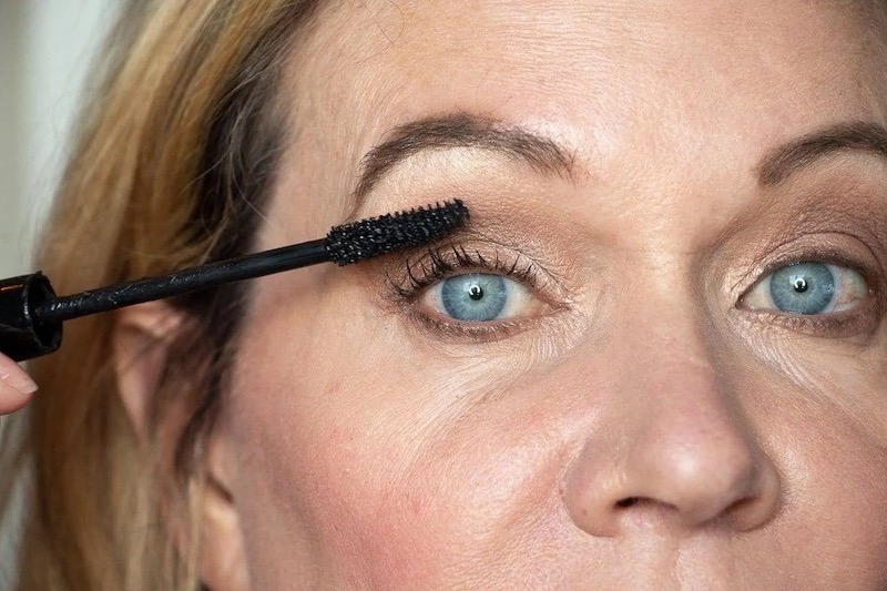 tutorial trucco occhi colorato donna applica mascara sulle ciglia