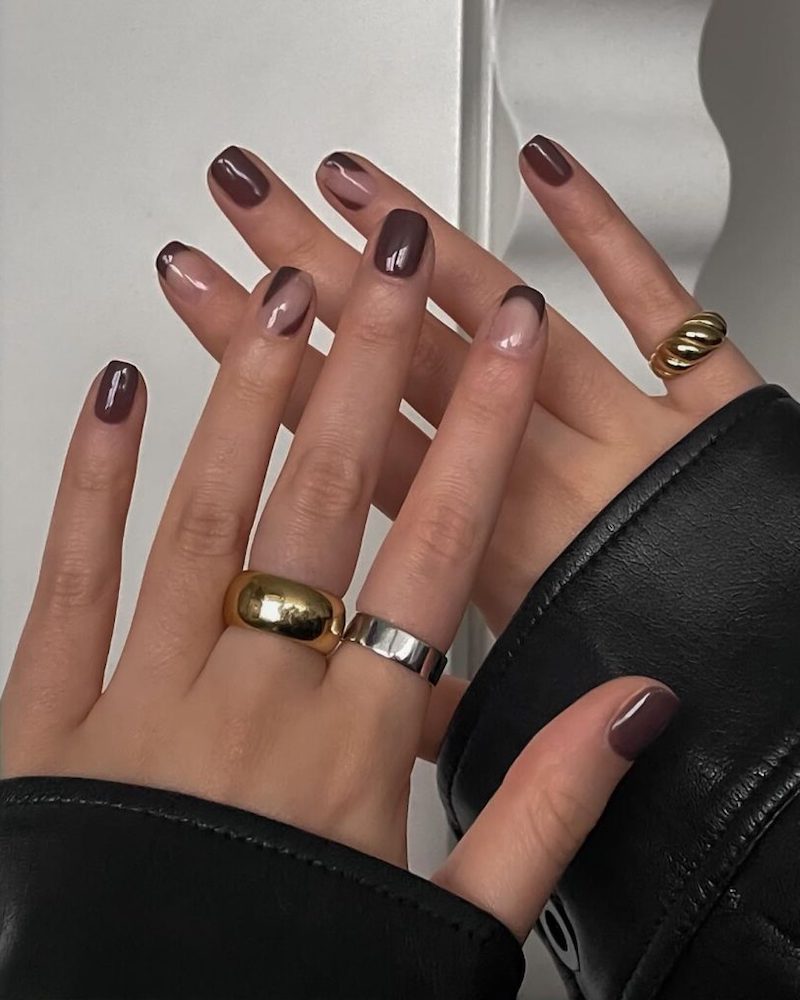 unghie corte dipinte di marrone mani con anelli