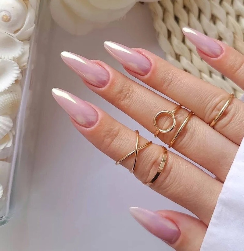unghie perlate con smalto rosa di base