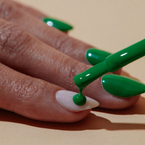 Unghie verdi per la stagione autunno 2022: lo smalto che fa tendenza nella manicure!
