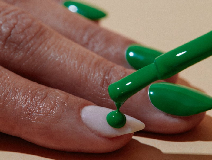 Unghie verdi per la stagione autunno 2022: lo smalto che fa tendenza nella manicure!