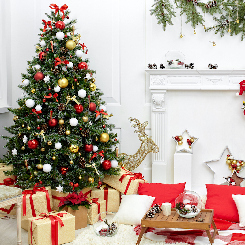 albero di natale tradizionale addobbi natalizi in rosso e bianco