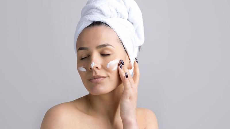 applicare la crema viso idratante cure della pelle dopo ilparto