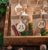 regalini natalizi in bustine di carta decorazione con bastoncini di cannella