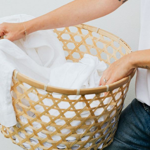 Eliminare l’odore di sudore dai vestiti: consigli casalinghi per averli come nuovi!