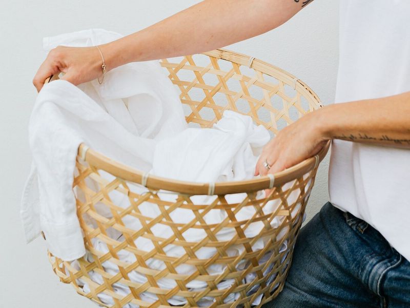 cesta con vestiti puliti biancheria profumata