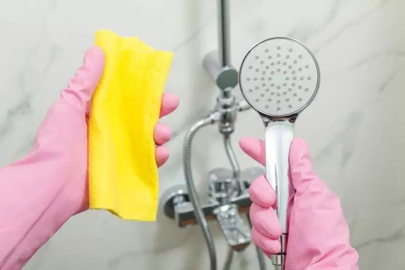 come pulire una cabina doccia molto sporca rimuovere calcare dal bagno