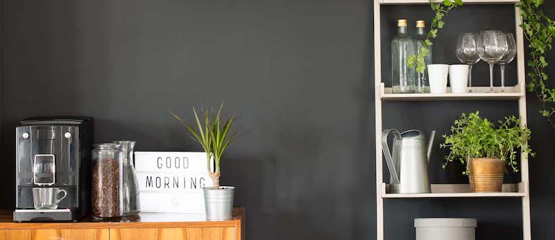 creare angolo caffe in casa decorazione con scritta piante